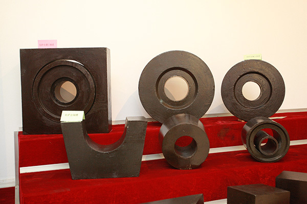 Steel pouring nozzle brick