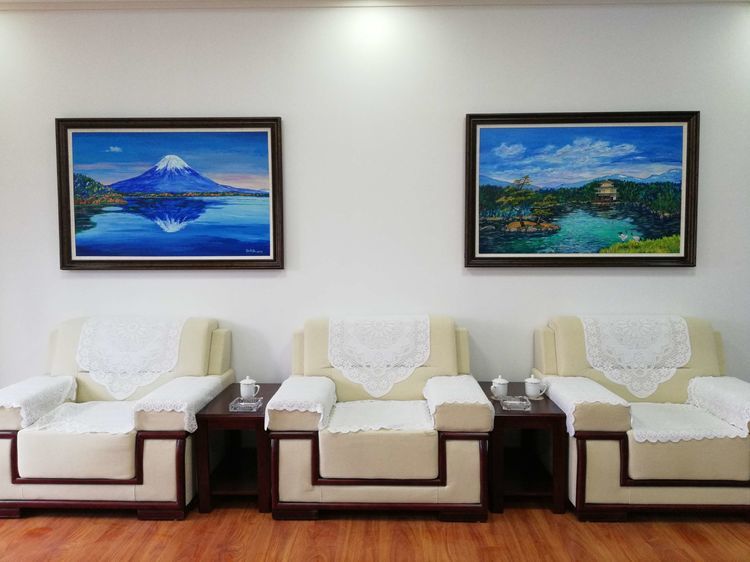 A collection and hanging ceremony for oil paintings by renowned painter Geng Li Jia was held at the company 