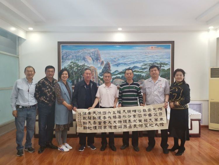  A collection and hanging ceremony for oil paintings by renowned painter Geng Li Jia was held at the company 