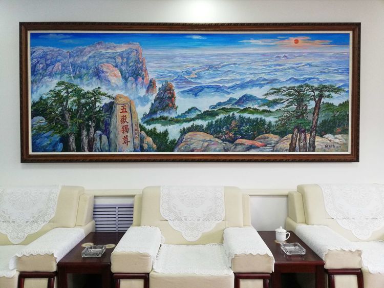A collection and hanging ceremony for oil paintings by renowned painter Geng Li Jia was held at the company.