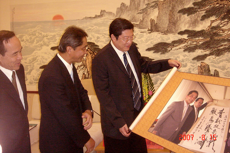 Mayor Zhang Jianguo presented a commemorative gift to President Ma Tian Mayor Zhang Jianguo presented a commemorative gift to President Ma Tian