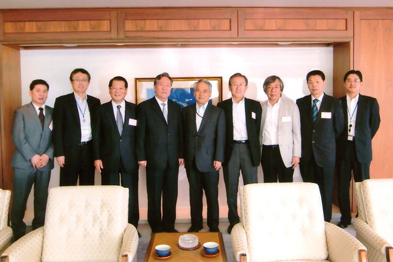 General Fang and JFE Steel leaders pose for a photo. General Fang and JFE Steel leaders pose for a photo.