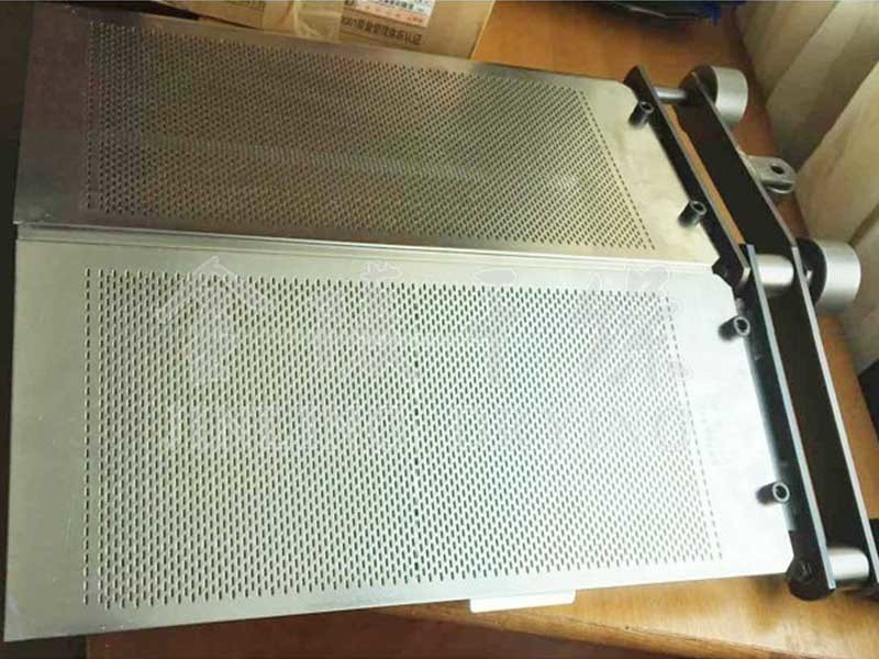 Low temperature (heat pump) belt dryer