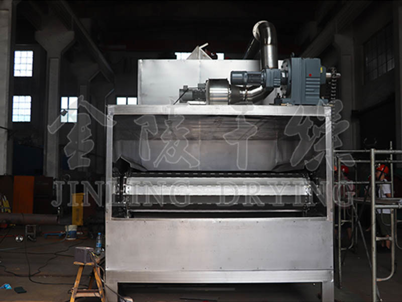 Mid temperate sludge dryer