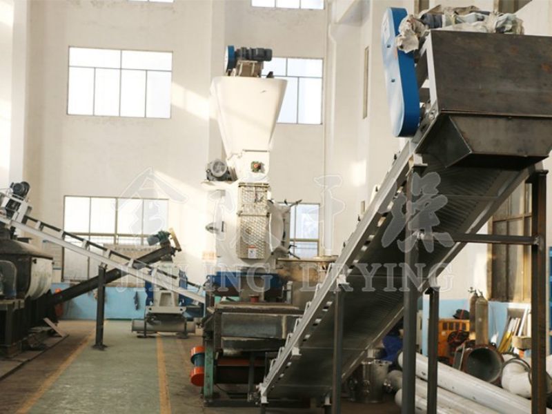 Collaborative treatment technology and equipment for sludge and biomass