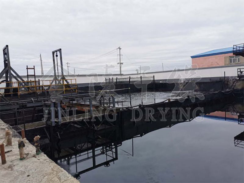 Integrated treatment system for oily sludge