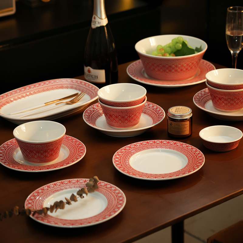 European-style embossed dinner plate, high-end ceramic restaurant plate, creative deep dish for Western food, pasta, home dining utensils, dessert.