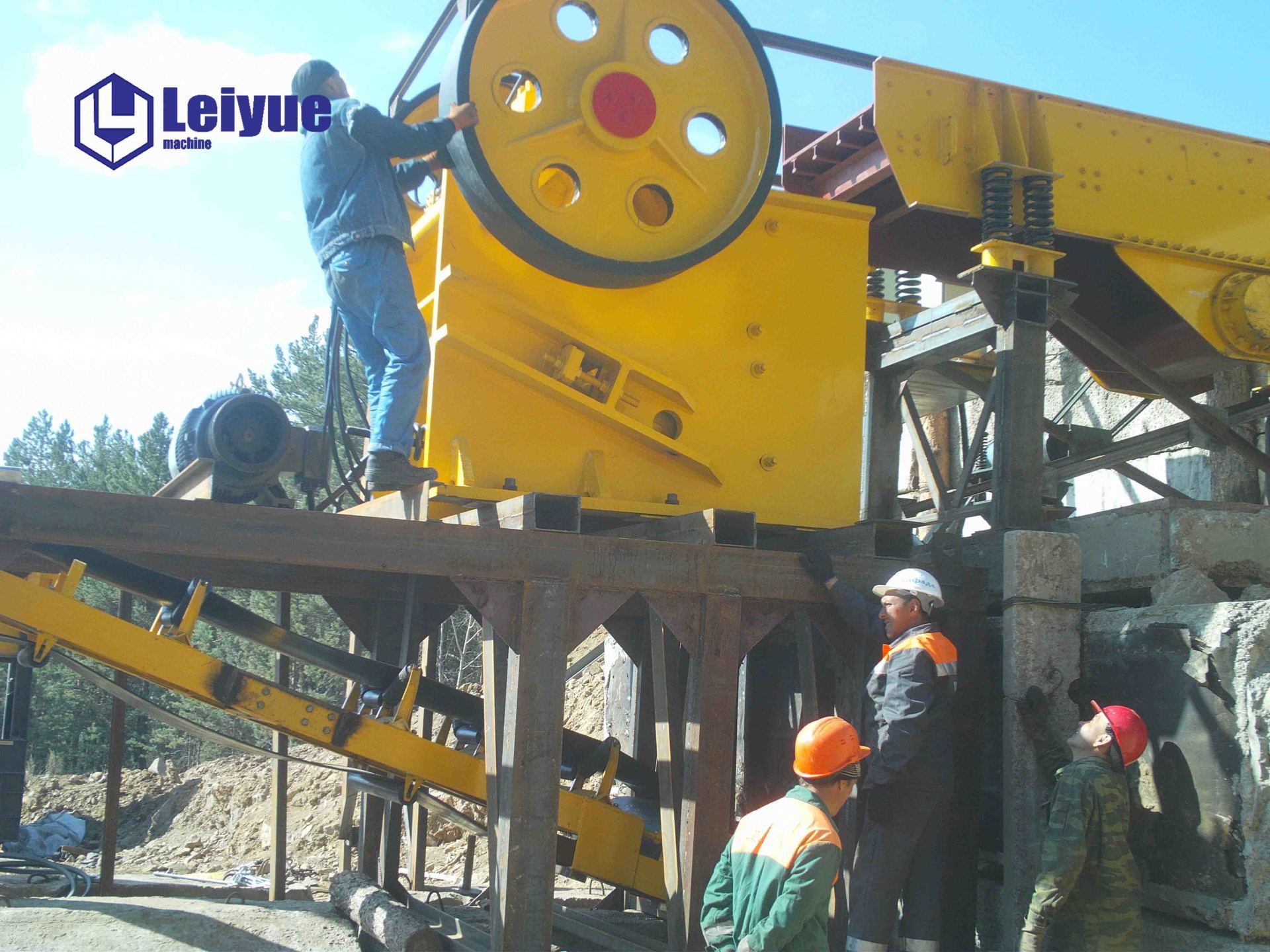 Russia customer 100-150 tph granite crusher plant Russia customer 100-150 tph granite crusher plant