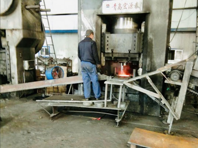 The production process of large-diameter flanges