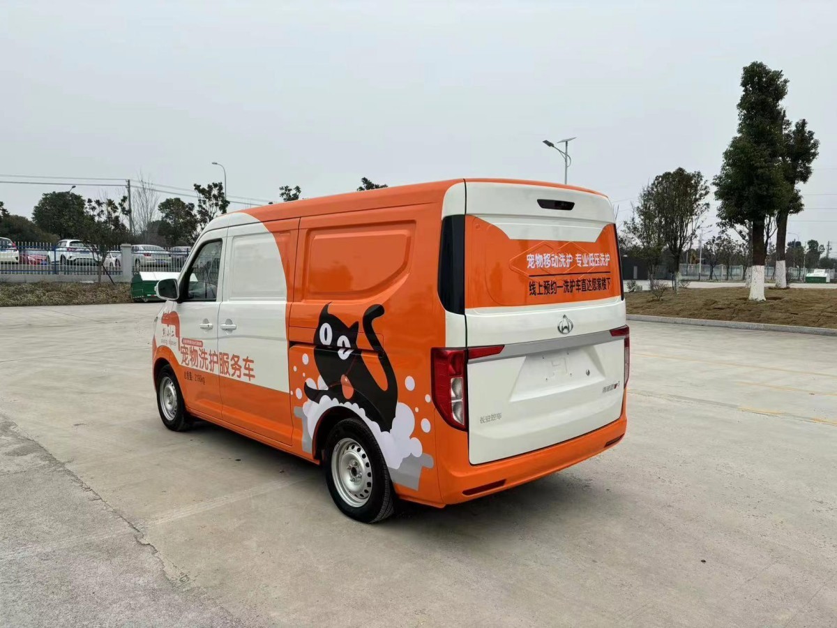 Pet cleaning vehicle