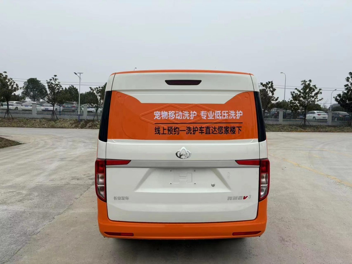 Pet cleaning vehicle