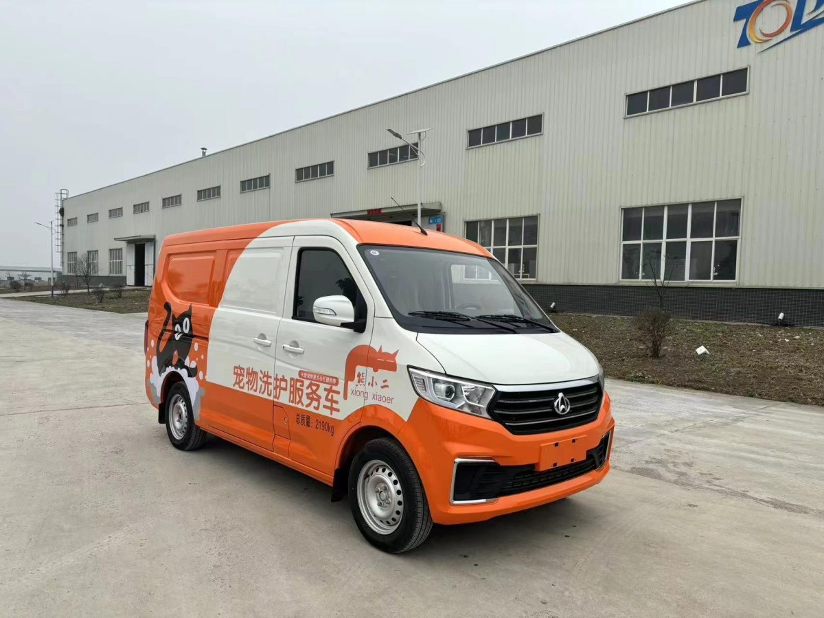 Pet cleaning vehicle