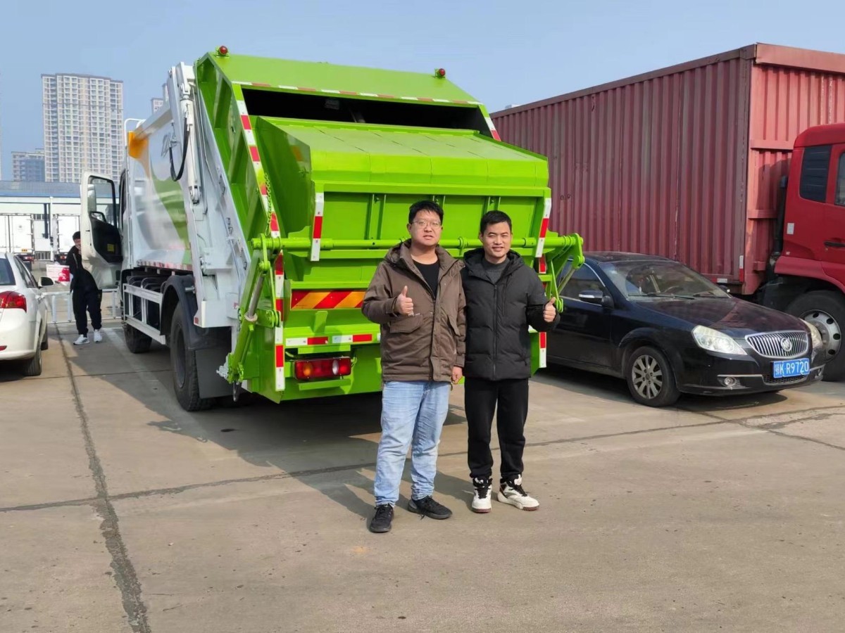 Compressed garbage truck delivery photos Compressed garbage truck delivery photos