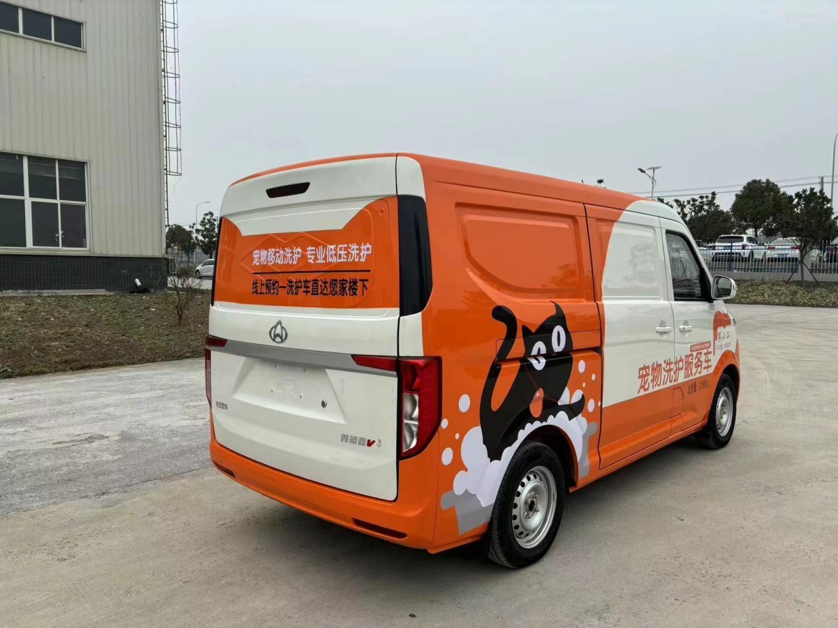 Pet cleaning vehicle