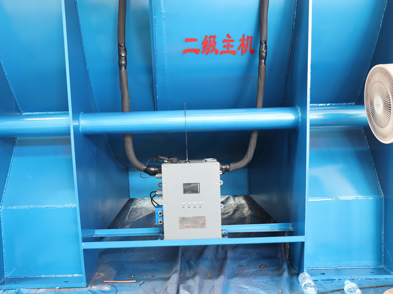 Intelligent lubricating grease automatic oiler for main mine ventilation fans