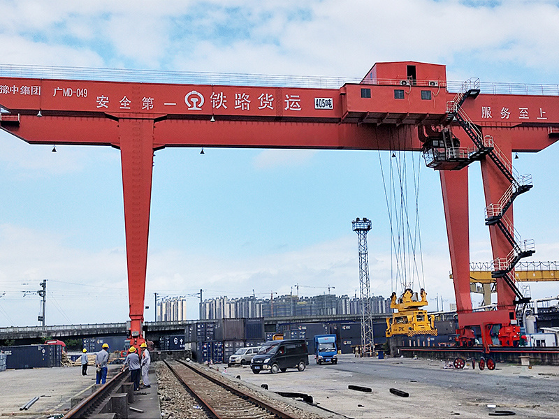 广东佛山铁路货场GJM40.5t下旋转集装箱门式起重机