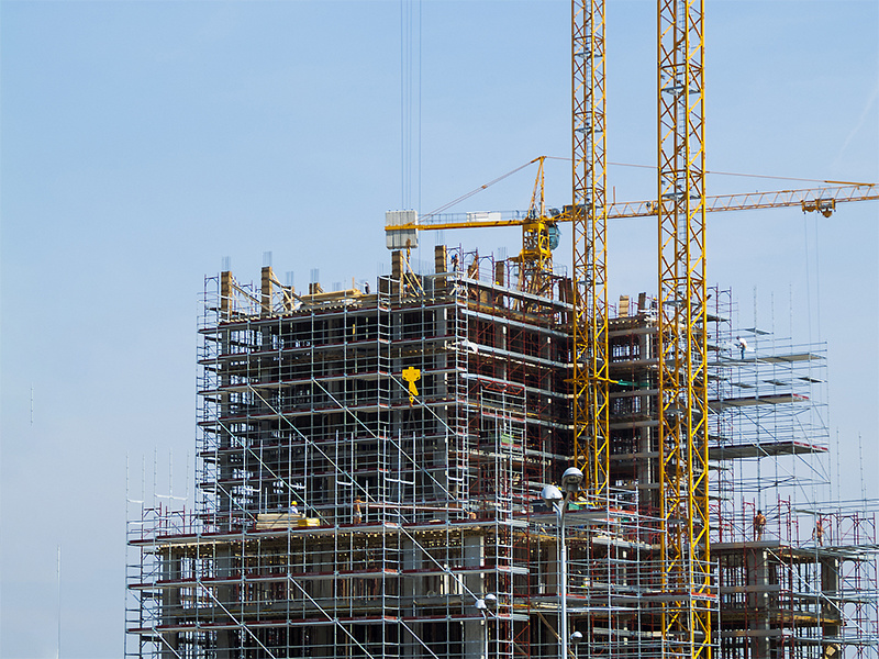 What types of construction projects are included in building engineering