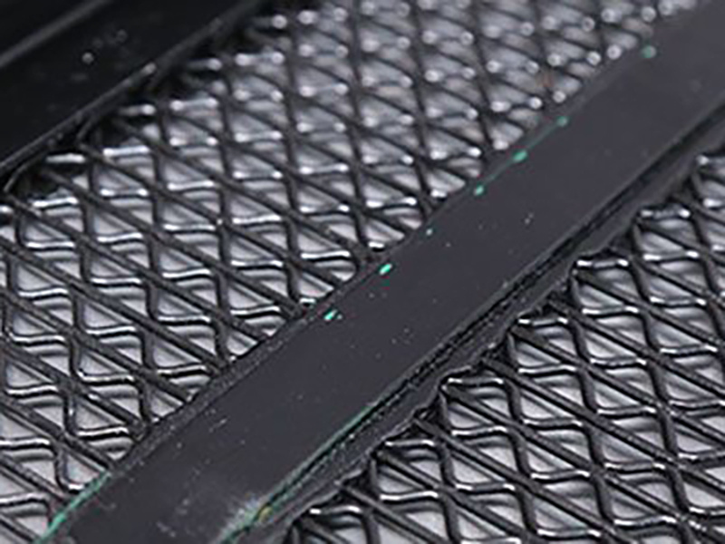 Triangular Pattern Self-Cleaning Screen