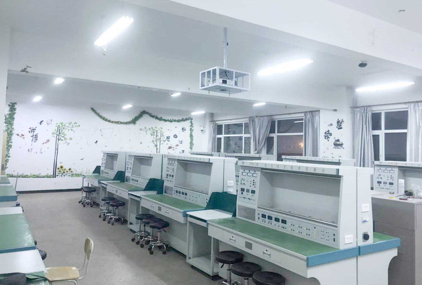 電工電子技術(shù)實(shí)驗(yàn)室