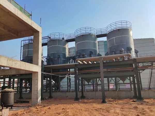 Asphalt storage tank group during construction