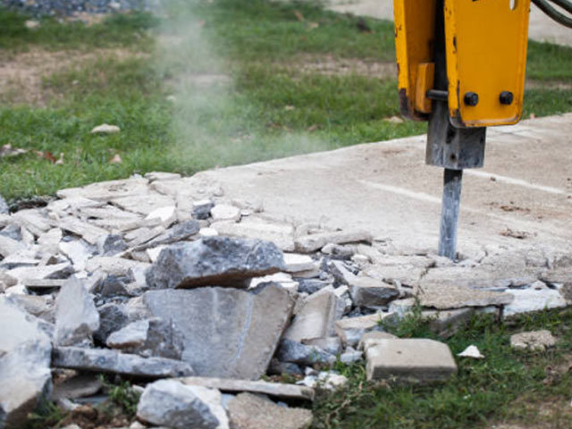What irregular operations will affect the output of the shredder?