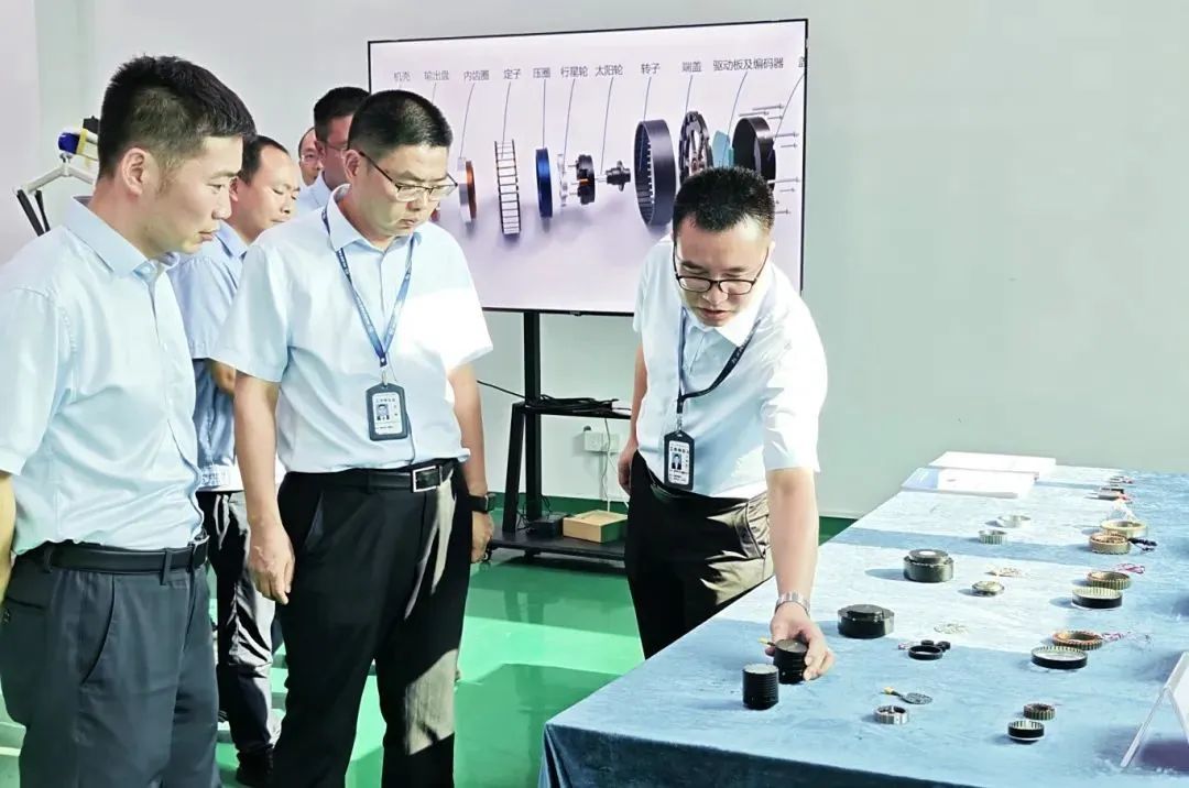 奋力在发展战略性新兴产业中打头阵、勇争先 | 谷雨赴成都微精电机调研