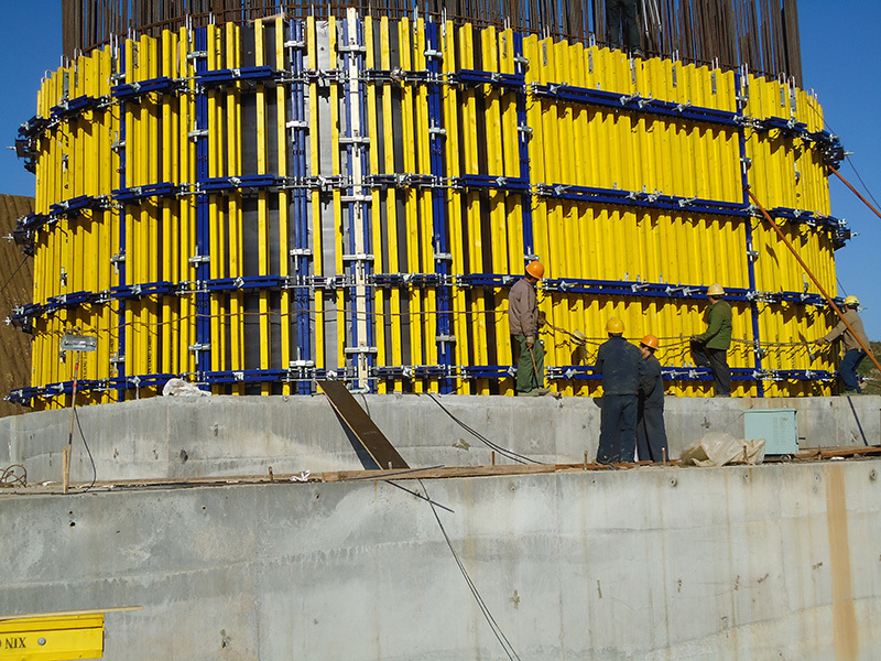 Adjustable curved formwork