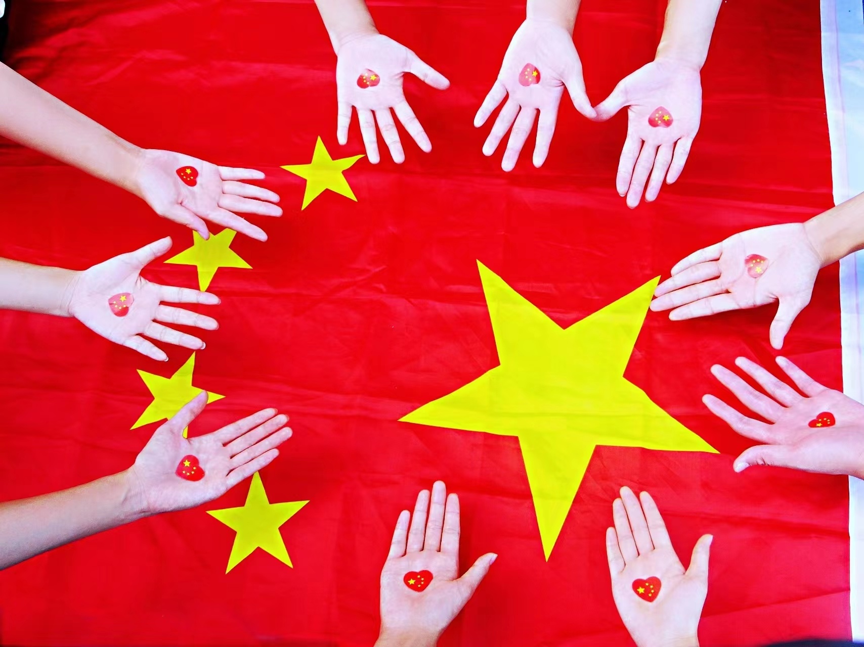 赣南师范大学:我和国旗合个影