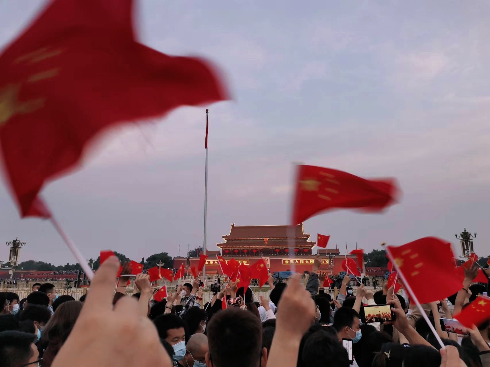第七届全国大学生网络文化节优秀作品展播:红心与国旗同升(北京师范大学张金兰)