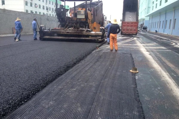 How Fiberglass Geogrid with Geotextile Prevents Reflective Cracking in Asphalt