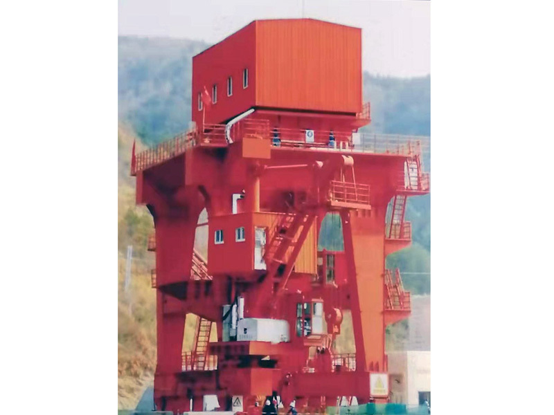 安裝在安慶市下滸山水庫工程中“恒源牌”QPM-2*800KN 智能型多功能門式啟閉機