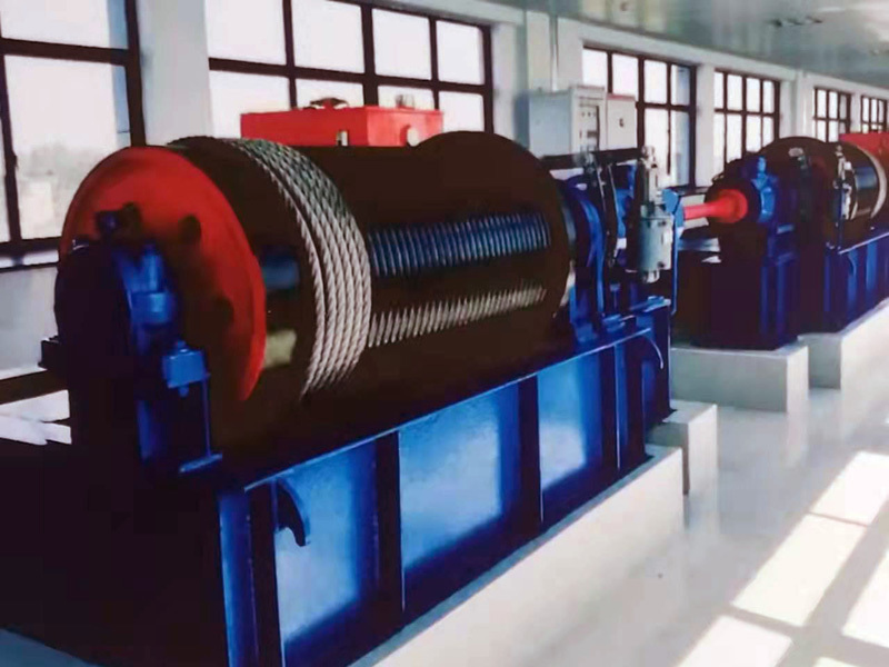 安裝在巢管局新橋閘工程的“恒源牌”9 組 2×400KN 閉式卷揚啟閉機