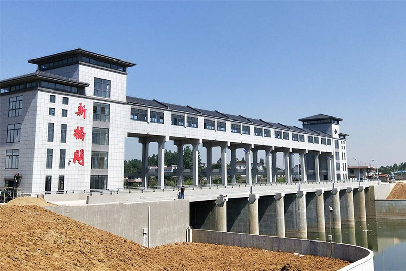 安裝在巢管局新橋閘工程的“恒源牌”9組2×400KN閉式卷揚(yáng)啟閉機(jī)及鋼閘門圖片 榮獲安徽省2018年度工業(yè)精品