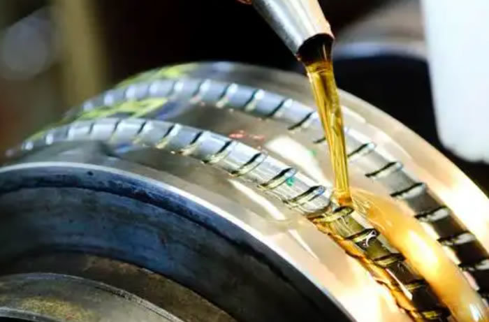 Silicone fluids in lubricants