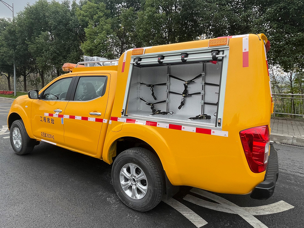 Nissan Navara 4x2 rescue vehicle detail images Nissan Navara 4x2 rescue vehicle detail images