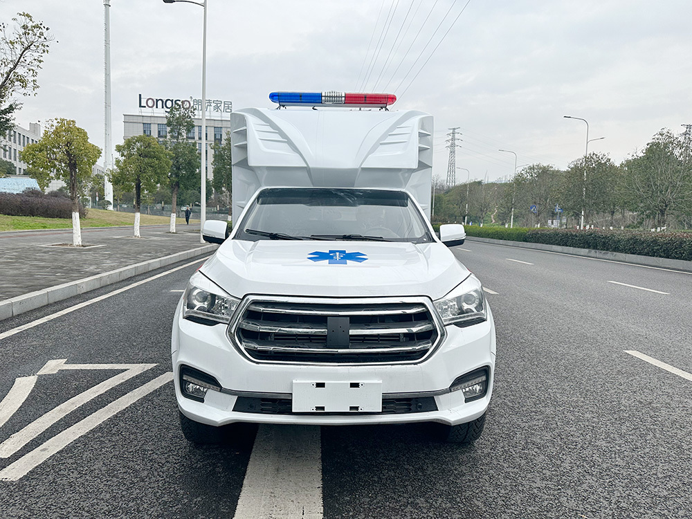Detailed images of a four-wheel drive off-road ambulance Detailed images of a four-wheel drive off-road ambulance
