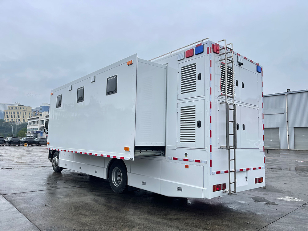 Detailed images of heavy-duty truck campers Detailed images of heavy-duty truck campers