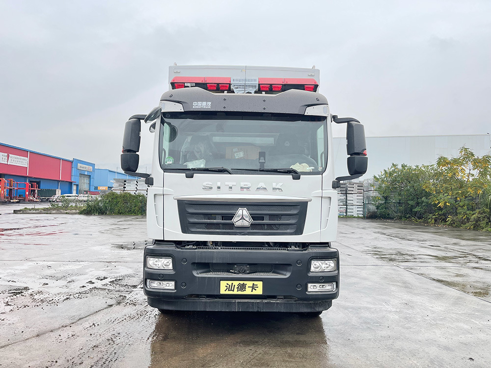 Detailed images of heavy-duty truck campers Detailed images of heavy-duty truck campers