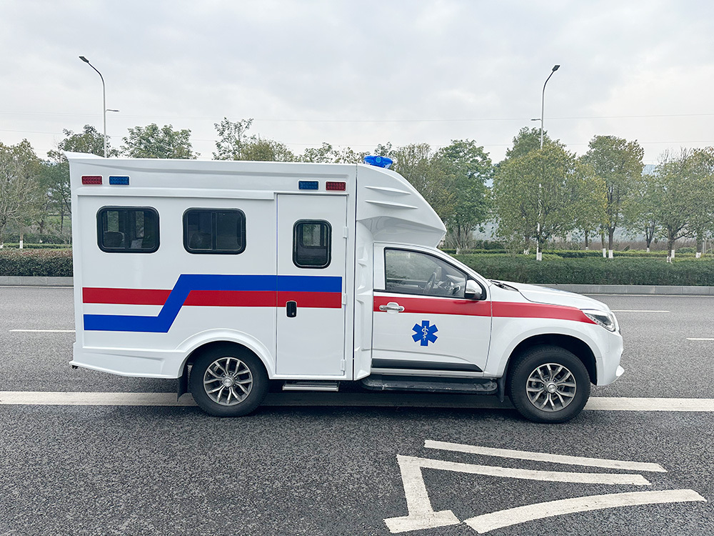Detailed images of a four-wheel drive off-road ambulance Detailed images of a four-wheel drive off-road ambulance