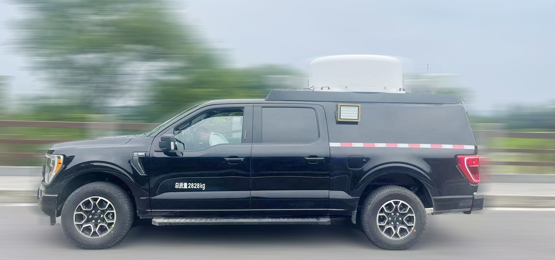  Small communication command vehicle 