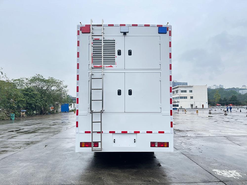Detailed images of heavy-duty truck campers Detailed images of heavy-duty truck campers