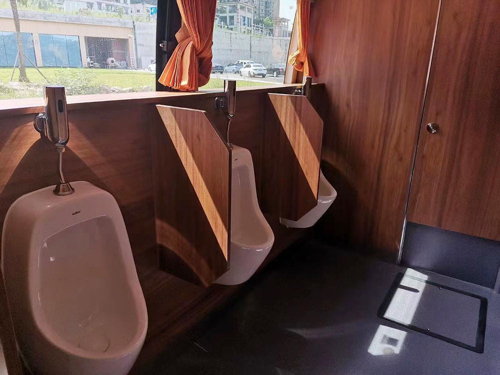 Detailed images of mobile toilet trucks Detailed images of mobile toilet trucks