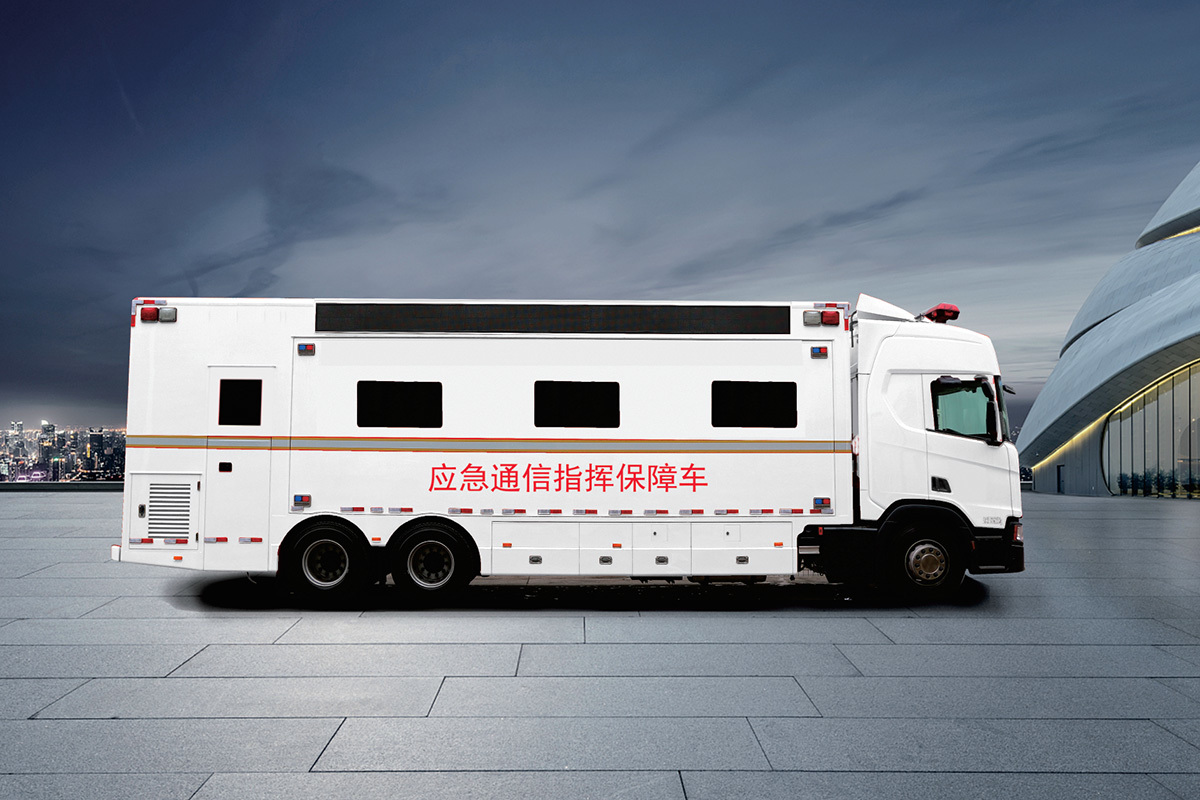 What are the advantages of emergency communication command vehicles?