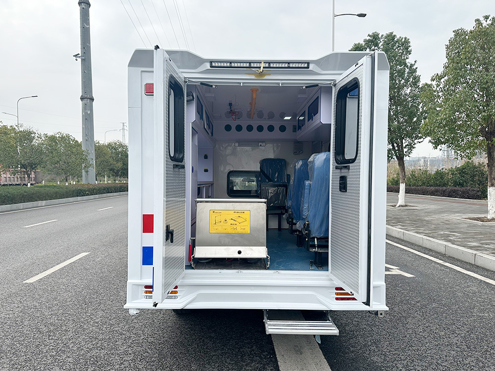 Detailed images of a four-wheel drive off-road ambulance Detailed images of a four-wheel drive off-road ambulance