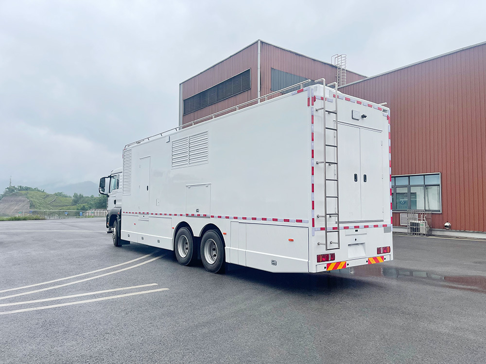 Detailed image of a 12-meter heavy communication vehicle Detailed image of a 12-meter heavy communication vehicle