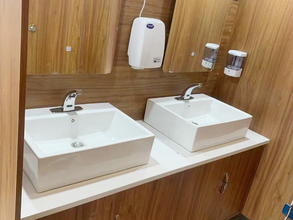 Detailed images of mobile toilet trucks Detailed images of mobile toilet trucks