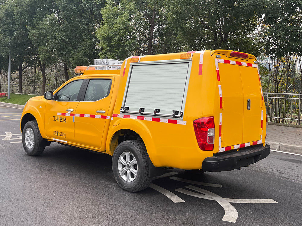 Nissan Navara 4x2 rescue vehicle detail images Nissan Navara 4x2 rescue vehicle detail images