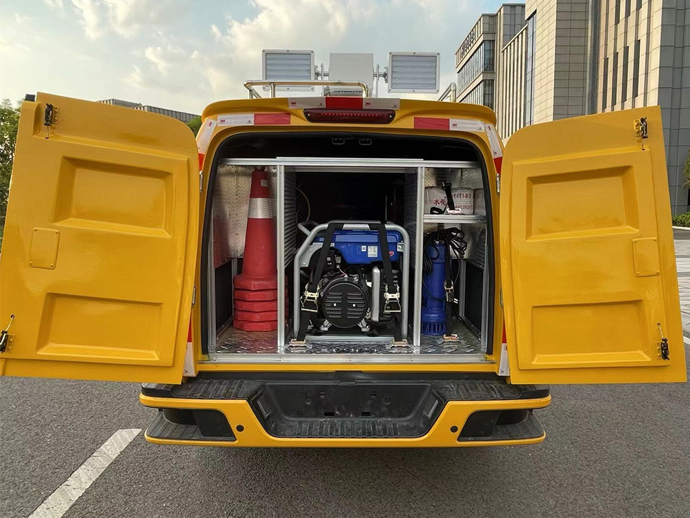 Nissan Navara 4x2 rescue vehicle detail images Nissan Navara 4x2 rescue vehicle detail images