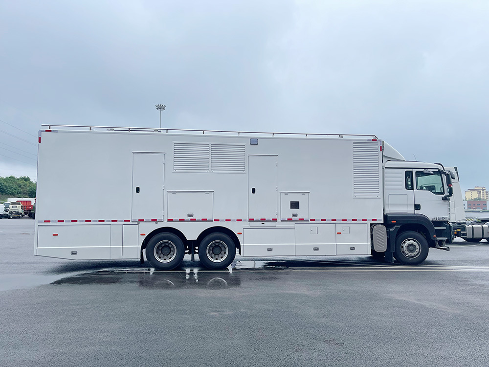 Detailed image of a 12-meter heavy communication vehicle Detailed image of a 12-meter heavy communication vehicle