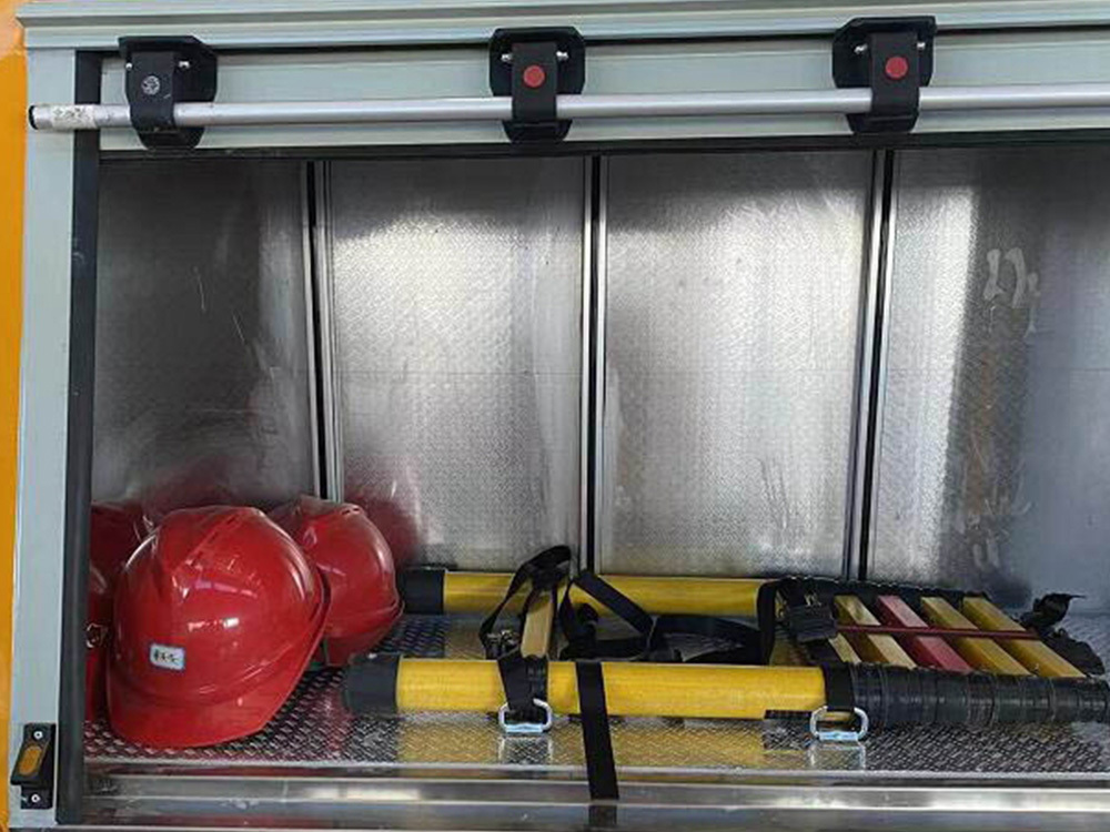 Nissan Navara 4x2 rescue vehicle detail images Nissan Navara 4x2 rescue vehicle detail images